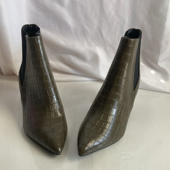 Lulus Vegan Croc Pointed Toes Chelsea Boots Size 6 - Picture 2 of 9